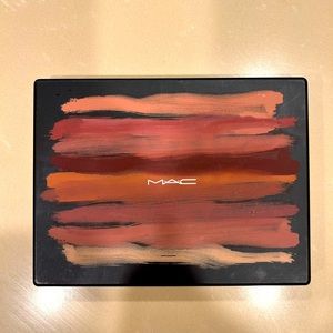 M.A.C art library eye shadow palette: nude model. Never used. Excellent conditio